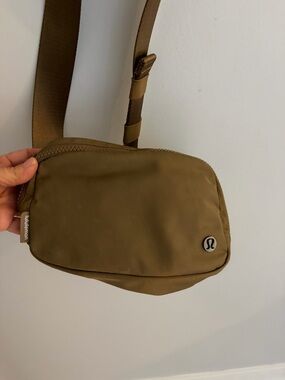 Lululemon Everywhere belt bag